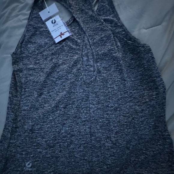 Workout top - Picture 2 of 3